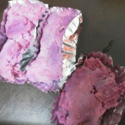 卵塗らずに焼いたので艶ナシですが…
紫芋で作りました◎
作ろうとして芋切ったら紫だったのです(笑)
